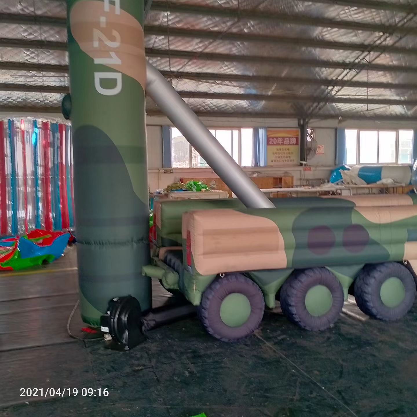 东湖军事演习中的充气目标车辆：模拟发射车雷达车坦克飞机